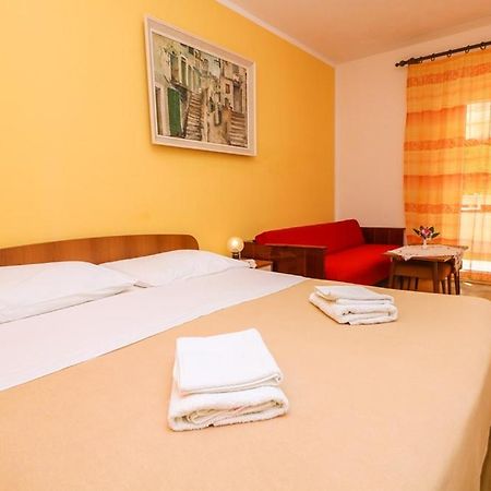 Double Rooms Tomica 2 With Balcony Baška Buitenkant foto