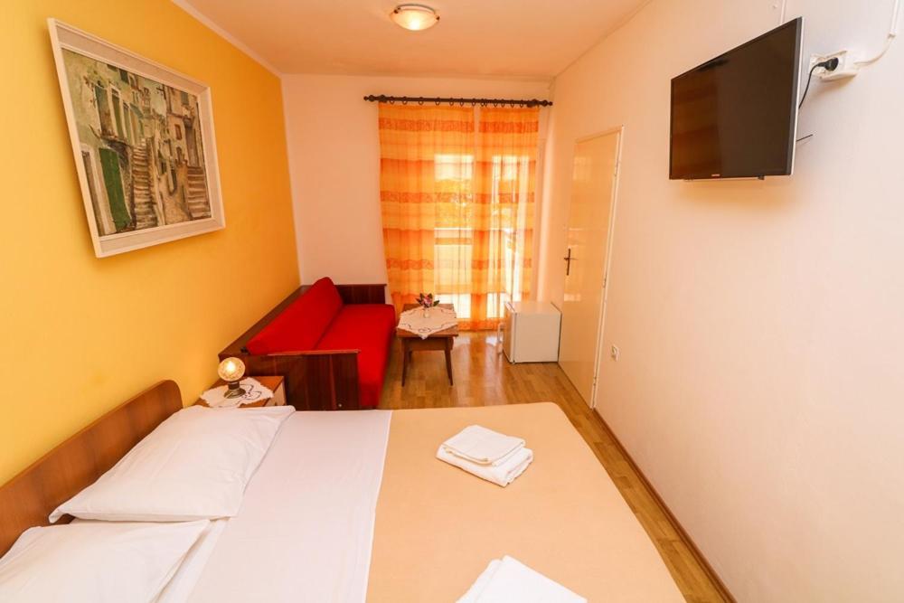 Double Rooms Tomica 2 With Balcony Baška Buitenkant foto