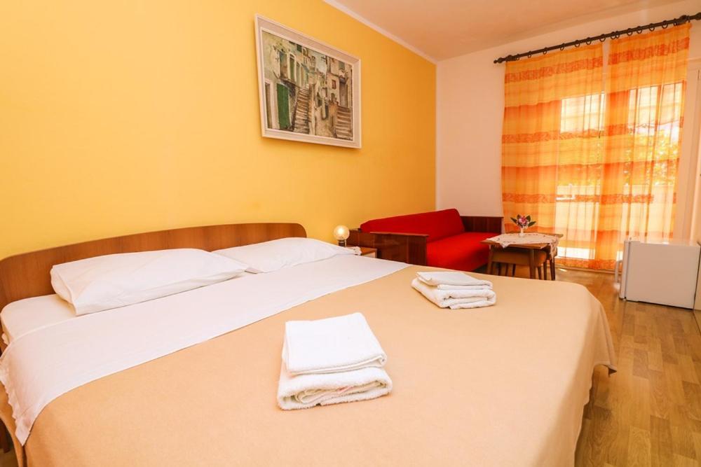 Double Rooms Tomica 2 With Balcony Baška Buitenkant foto