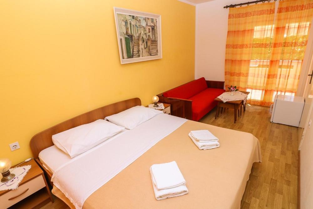 Double Rooms Tomica 2 With Balcony Baška Buitenkant foto