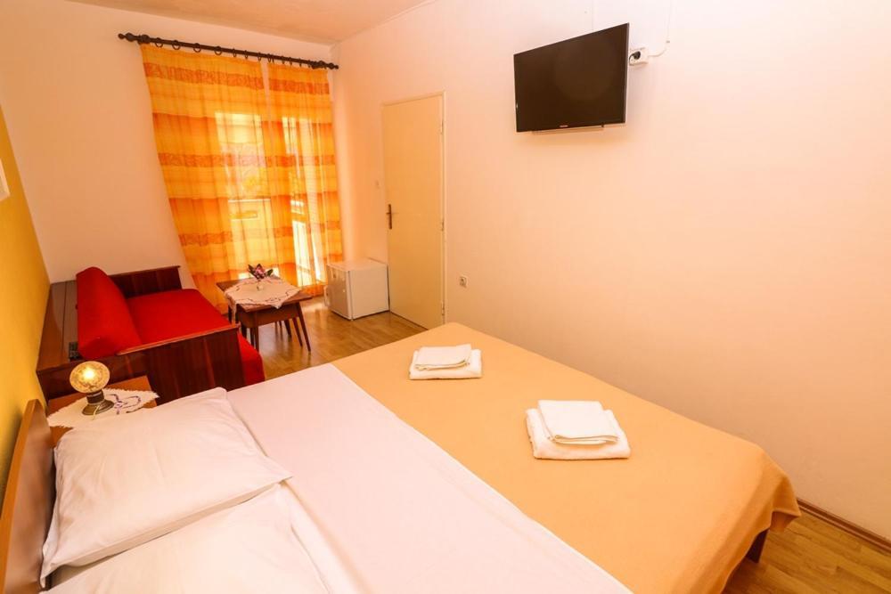 Double Rooms Tomica 2 With Balcony Baška Buitenkant foto