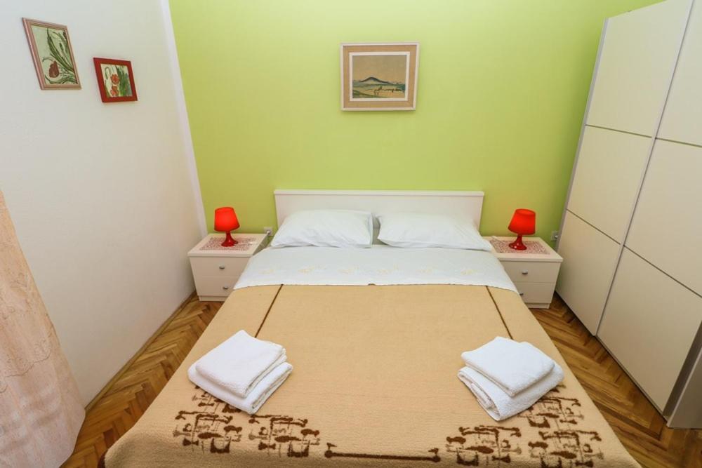 Double Rooms Tomica 2 With Balcony Baška Buitenkant foto