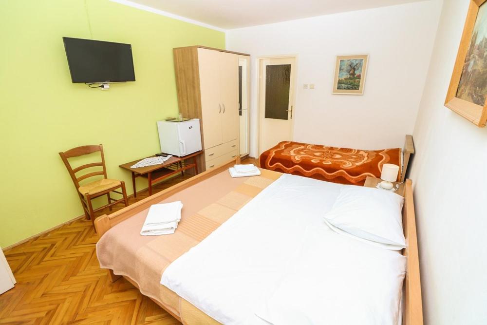 Double Rooms Tomica 2 With Balcony Baška Buitenkant foto