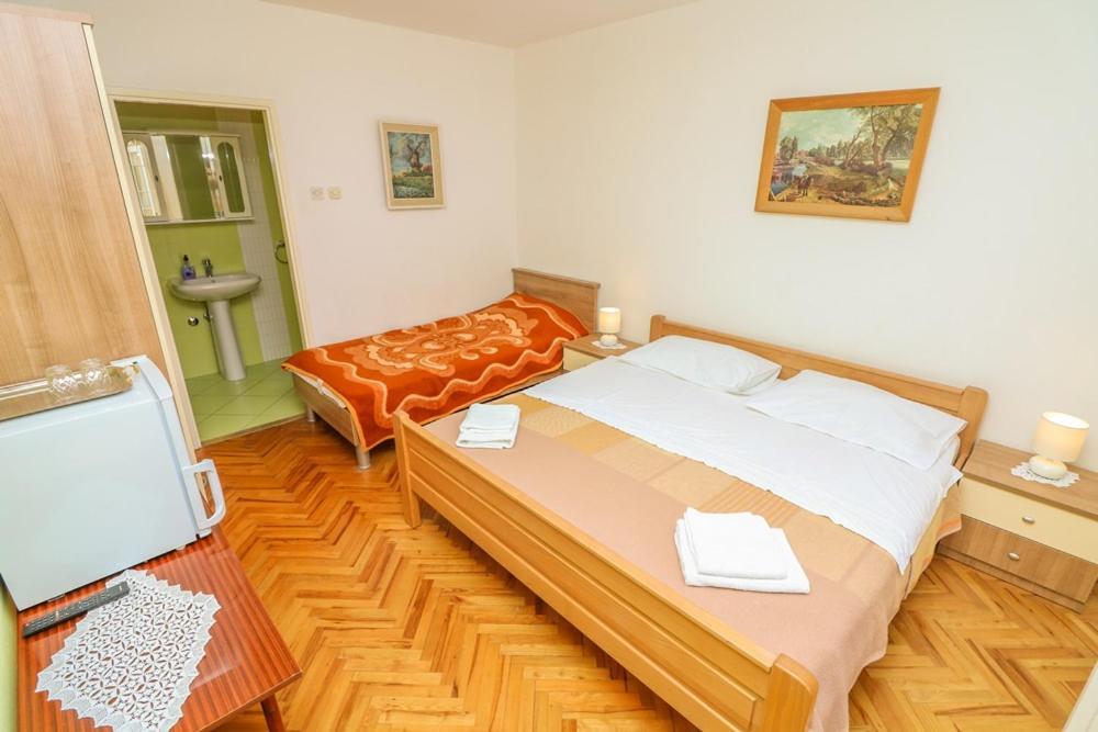 Double Rooms Tomica 2 With Balcony Baška Buitenkant foto