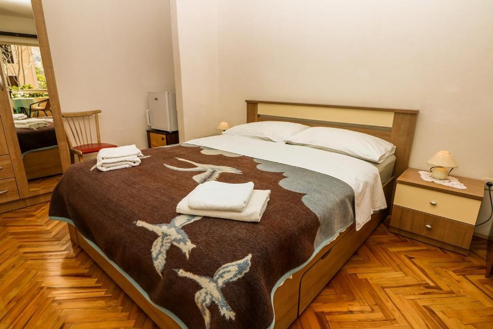 Double Rooms Tomica 2 With Balcony Baška Buitenkant foto