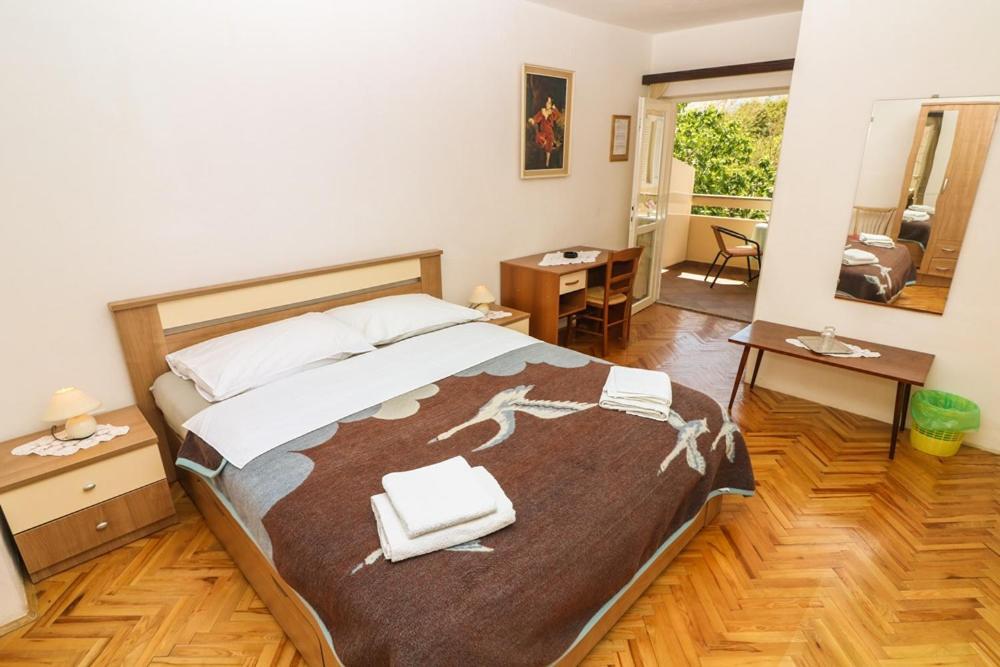 Double Rooms Tomica 2 With Balcony Baška Buitenkant foto