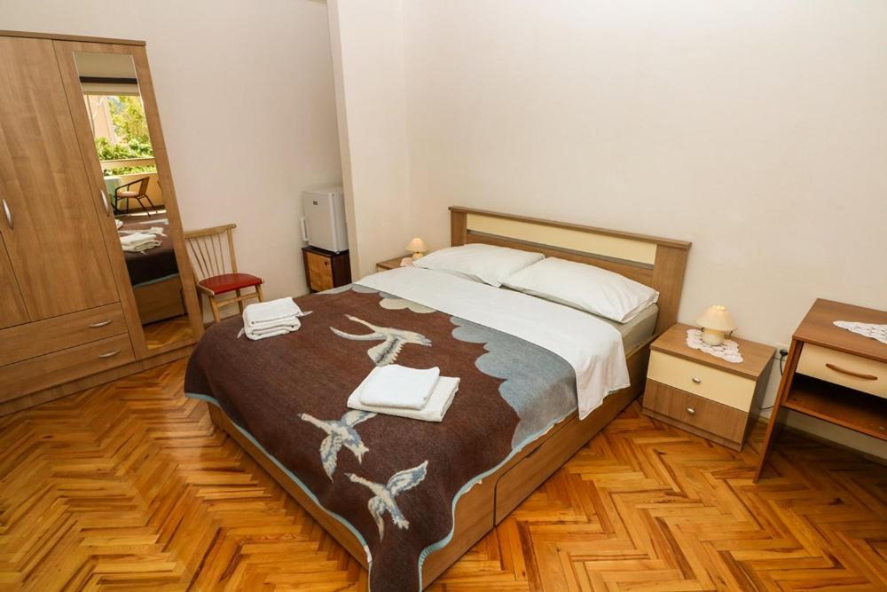 Double Rooms Tomica 2 With Balcony Baška Buitenkant foto