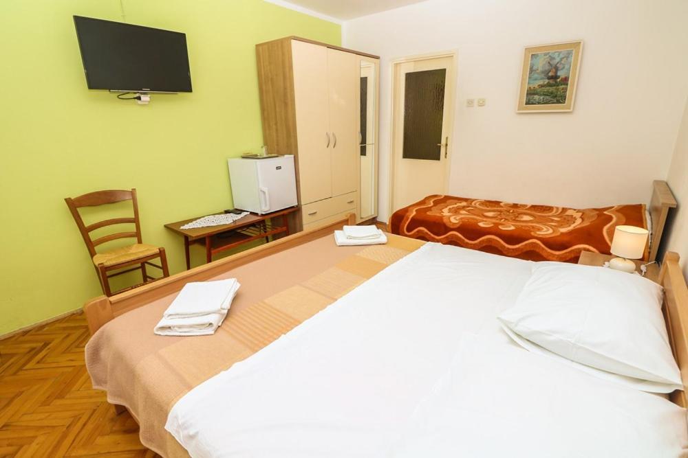 Double Rooms Tomica 2 With Balcony Baška Buitenkant foto