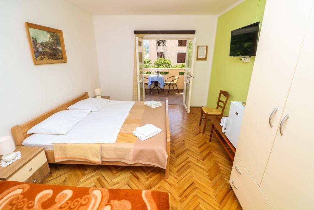 Double Rooms Tomica 2 With Balcony Baška Buitenkant foto